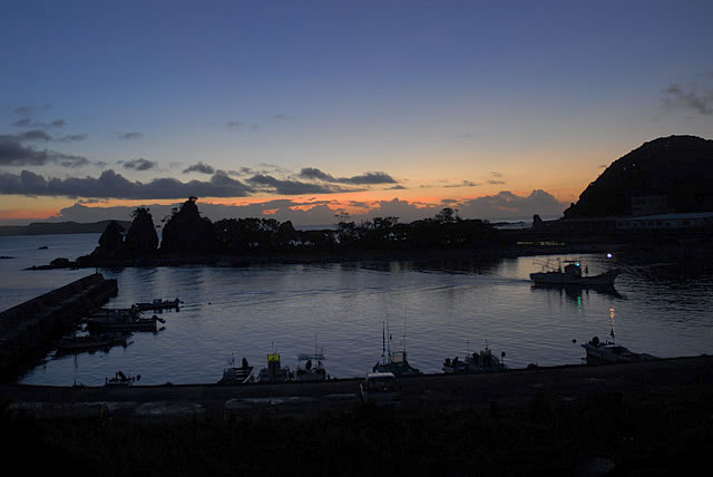夜明け方の漁港
